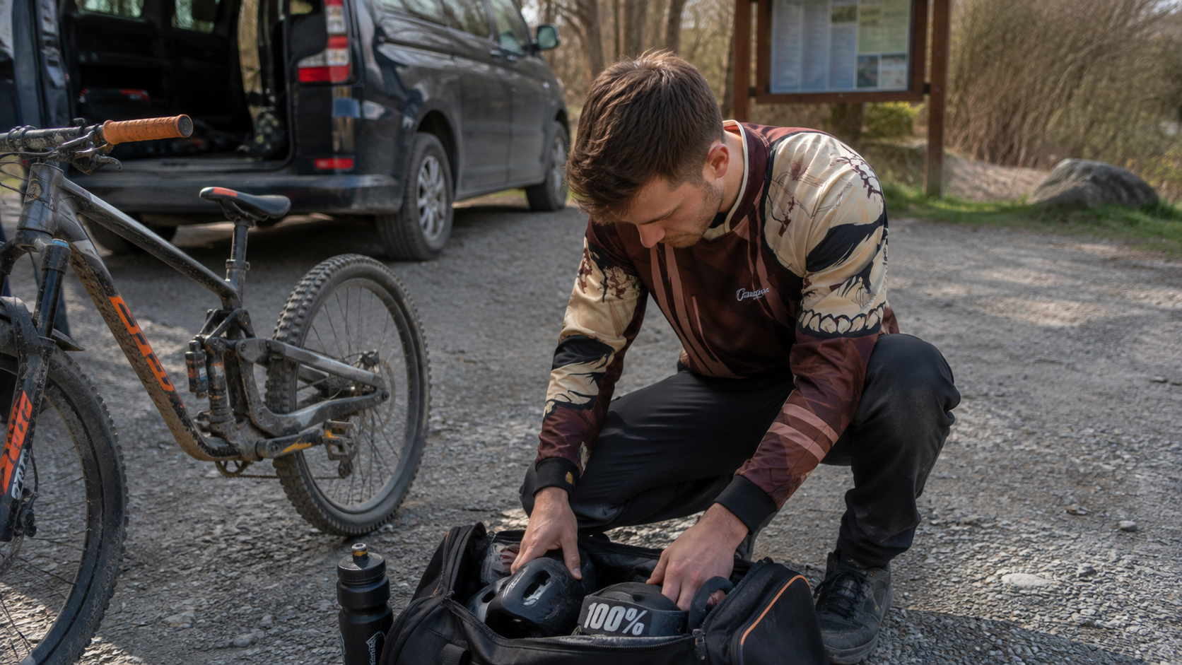 Downhill Langarm Jersey im individuellen Racing-Look Downhill-Fahrer im braun-beigen Langarm Jersey beim Vorbereiten seiner Ausrüstung