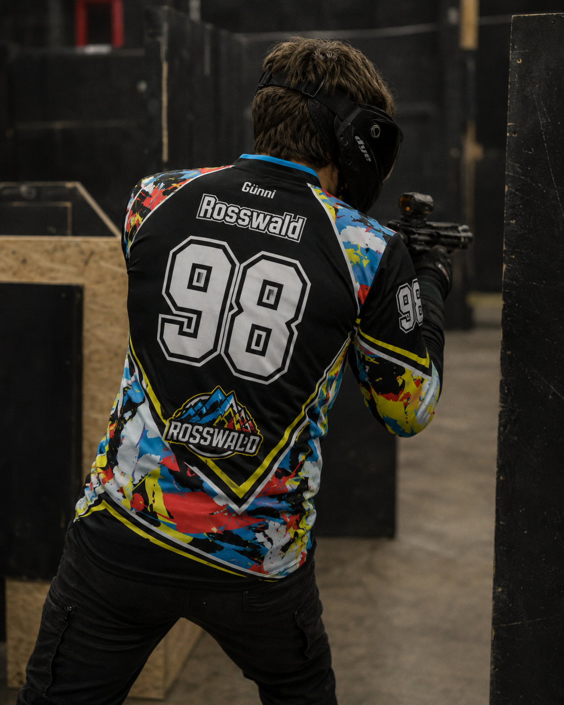 Speedsoft-Spieler mit DYE-Maske im Point Blank Jersey mit Günni Rosswald und Nummer 98 im Indoor-CQB