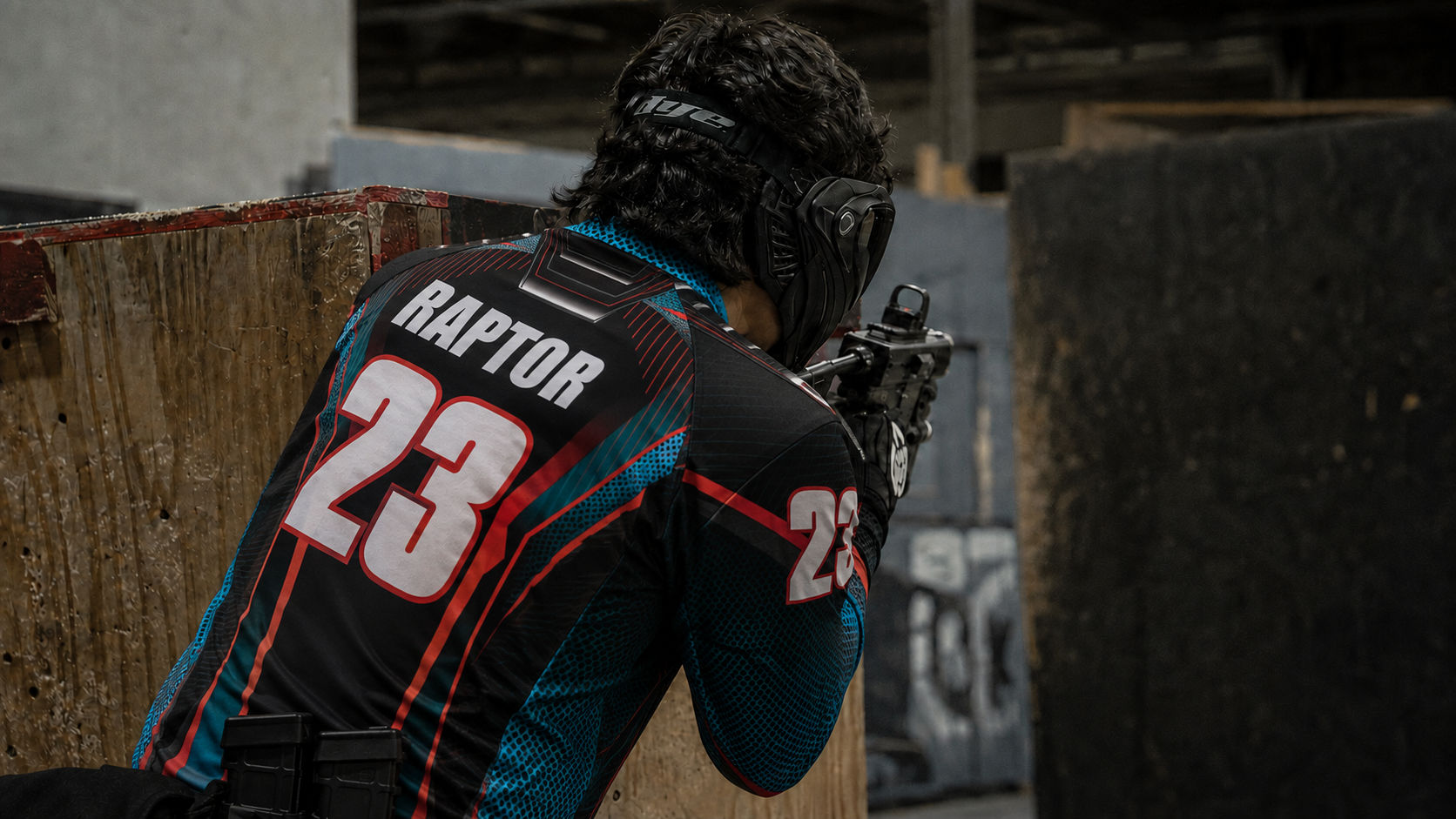 Speedsoft-Spieler mit DYE-Maske im Fireline Jersey mit Raptor und Nummer 23 im Indoor-CQB