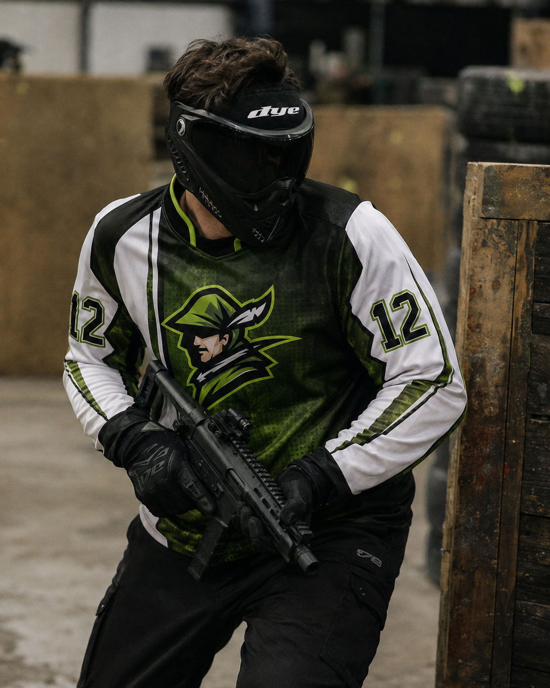 Speedsoft-Spieler mit DYE-Maske im Headshot Jersey mit Mike Morello, Nummer 12 und Robin-Hood-Logo im Indoor-CQB